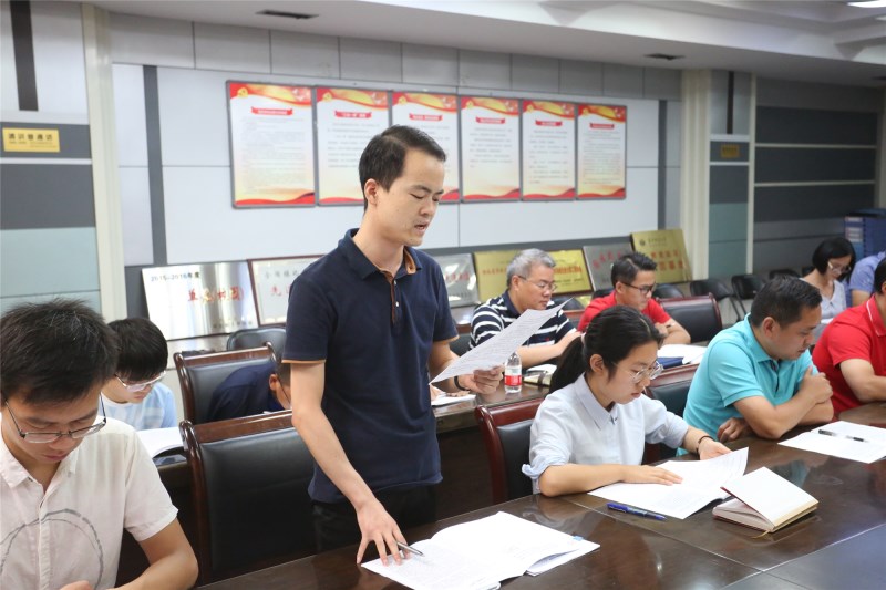 1537268040135597.jpg 新教师代表2.jpg