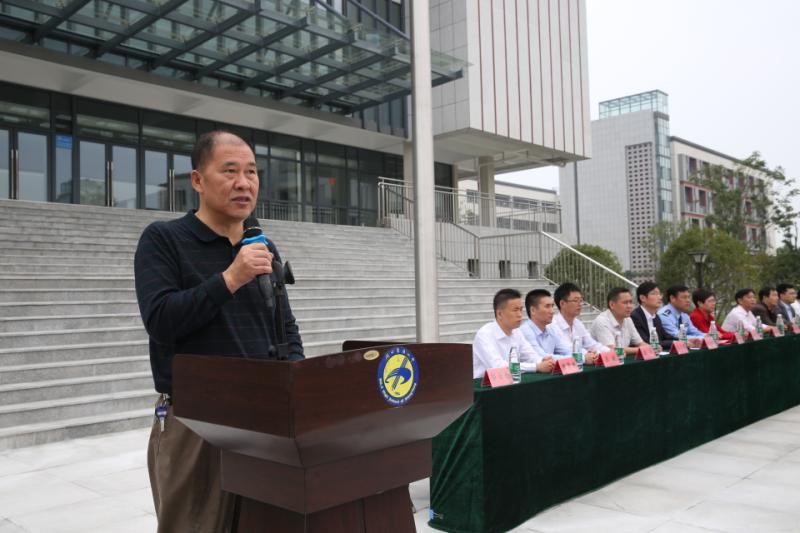 1601112095393826.jpg 王立合副校长宣读军训组织机构.jpg