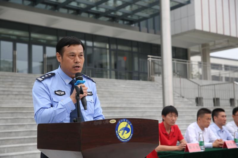 1601112212446669.jpg 市公安局特警支队副支队长王成同志作军训指示.jpg