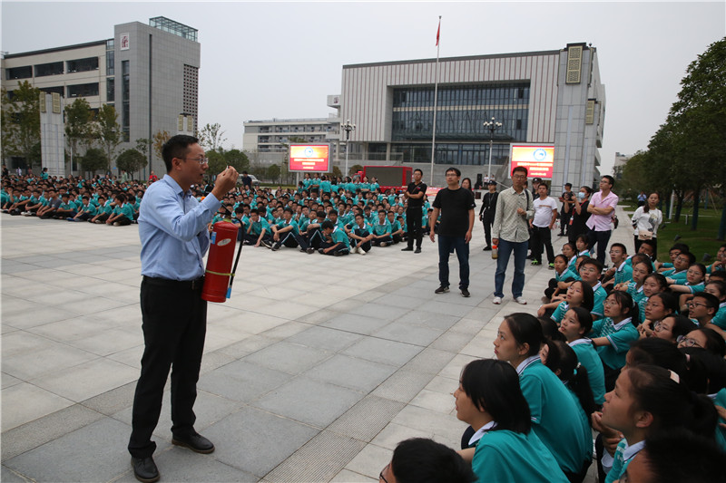 1601371256131629.png 曾常云老师现场为大家讲解如何使用灭火器.png