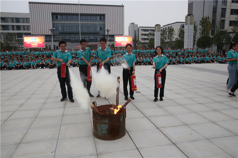 1601371316218171.png 学生亲手操作灭火器扑灭明火.png