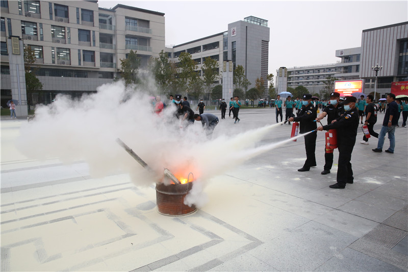 1601371345684420.png 后勤工作人员操作灭火器扑灭明火.png