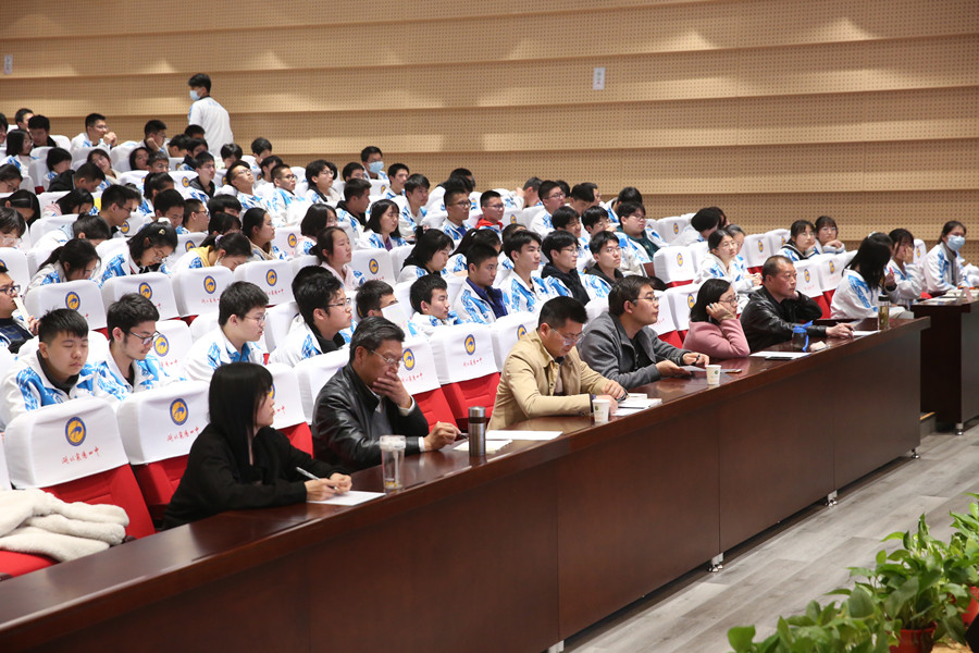 1617195075315853.jpg 评委老师观摩比赛.JPG