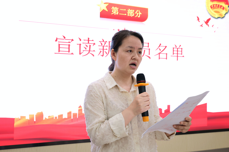 3-张红梅书记宣布新团员名单.jpg